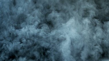 Siyah arka planda Real Smoke 'un fotoğrafı. Farklı projeler için gerçekçi bir örtüşme. Bulutlar sis, sis, sis, buhar.