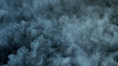 Siyah arka planda Real Smoke 'un fotoğrafı. Farklı projeler için gerçekçi bir örtüşme. Bulutlar sis, sis, sis, buhar.