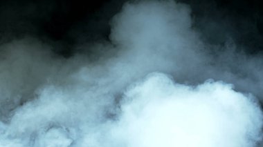 Siyah arka planda Real Smoke 'un fotoğrafı. Farklı projeler için gerçekçi bir örtüşme. Bulutlar sis, sis, sis, buhar.