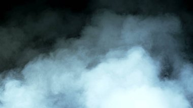 Siyah arka planda Real Smoke 'un fotoğrafı. Farklı projeler için gerçekçi bir örtüşme. Bulutlar sis, sis, sis, buhar.