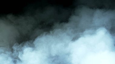 Siyah arka planda Real Smoke 'un fotoğrafı. Farklı projeler için gerçekçi bir örtüşme. Bulutlar sis, sis, sis, buhar.