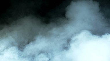 Siyah arka planda Real Smoke 'un fotoğrafı. Farklı projeler için gerçekçi bir örtüşme. Bulutlar sis, sis, sis, buhar.