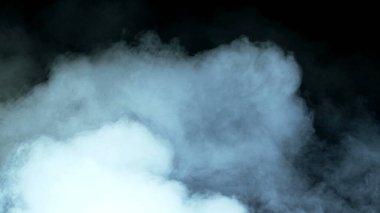 Siyah arka planda Real Smoke 'un fotoğrafı. Farklı projeler için gerçekçi bir örtüşme. Bulutlar sis, sis, sis, buhar.