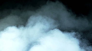 Siyah arka planda Real Smoke 'un fotoğrafı. Farklı projeler için gerçekçi bir örtüşme. Bulutlar sis, sis, sis, buhar.