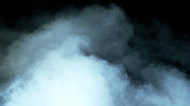 Siyah arka planda Real Smoke 'un fotoğrafı. Farklı projeler için gerçekçi bir örtüşme. Bulutlar sis, sis, sis, buhar.