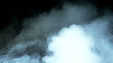 Siyah arka planda Real Smoke 'un fotoğrafı. Farklı projeler için gerçekçi bir örtüşme. Bulutlar sis, sis, sis, buhar.