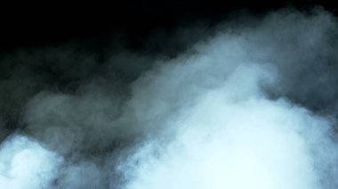 Siyah arka planda Real Smoke 'un fotoğrafı. Farklı projeler için gerçekçi bir örtüşme. Bulutlar sis, sis, sis, buhar.