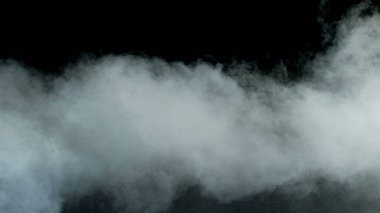 Siyah arka planda Real Smoke 'un fotoğrafı. Farklı projeler için gerçekçi bir örtüşme. Bulutlar sis, sis, sis, buhar.