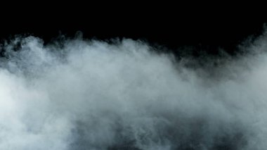Siyah arka planda Real Smoke 'un fotoğrafı. Farklı projeler için gerçekçi bir örtüşme. Bulutlar sis, sis, sis, buhar.