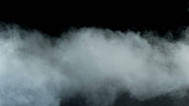 Siyah arka planda Real Smoke 'un fotoğrafı. Farklı projeler için gerçekçi bir örtüşme. Bulutlar sis, sis, sis, buhar.