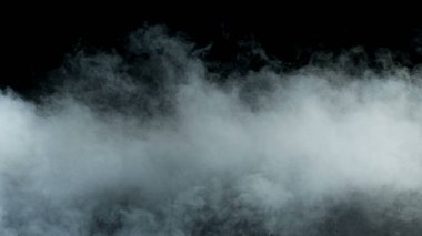 Siyah arka planda Real Smoke 'un fotoğrafı. Farklı projeler için gerçekçi bir örtüşme. Bulutlar sis, sis, sis, buhar.