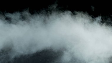 Siyah arka planda Real Smoke 'un fotoğrafı. Farklı projeler için gerçekçi bir örtüşme. Bulutlar sis, sis, sis, buhar.