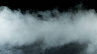 Siyah arka planda Real Smoke 'un fotoğrafı. Farklı projeler için gerçekçi bir örtüşme. Bulutlar sis, sis, sis, buhar.