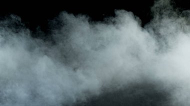 Siyah arka planda Real Smoke 'un fotoğrafı. Farklı projeler için gerçekçi bir örtüşme. Bulutlar sis, sis, sis, buhar.