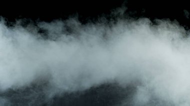 Siyah arka planda Real Smoke 'un fotoğrafı. Farklı projeler için gerçekçi bir örtüşme. Bulutlar sis, sis, sis, buhar.