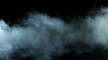 Siyah arka planda Real Smoke 'un fotoğrafı. Farklı projeler için gerçekçi bir örtüşme. Bulutlar sis, sis, sis, buhar.