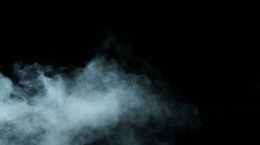 Siyah arka planda Real Smoke 'un fotoğrafı. Farklı projeler için gerçekçi bir örtüşme. Bulutlar sis, sis, sis, buhar.