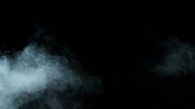 Siyah fotografta gerçek duman. Kuru Buz Sert Duman.