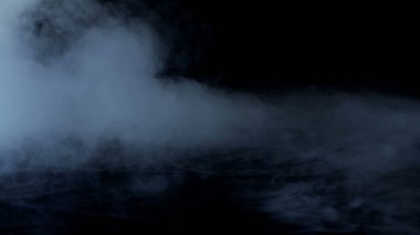 Siyah fotografta gerçek duman. Kuru Buz Sert Duman.