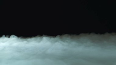 Siyah fotografta gerçek duman. Kuru Buz Sert Duman.