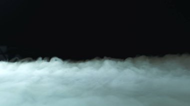 Siyah fotografta gerçek duman. Kuru Buz Sert Duman.