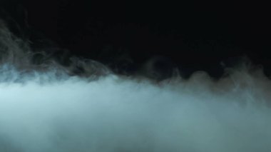 Siyah fotografta gerçek duman. Kuru Buz Sert Duman.