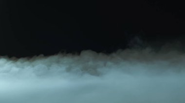 Siyah fotografta gerçek duman. Kuru Buz Sert Duman.