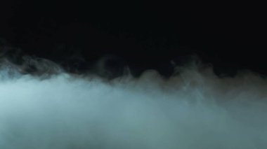 Siyah fotografta gerçek duman. Kuru Buz Sert Duman.