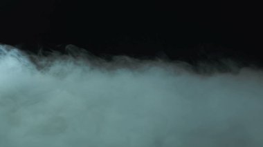 Siyah fotografta gerçek duman. Kuru Buz Sert Duman.