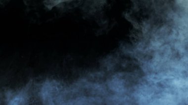 Karanlık Arkaplanda Gerçekçi Bulutların Fotoğrafı. Poster. Duvar kağıdı doku pankartı.