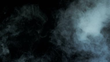 Karanlık Arkaplanda Gerçekçi Bulutların Fotoğrafı. Poster. Duvar kağıdı doku pankartı.