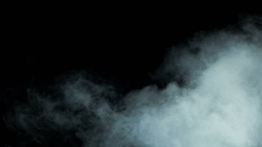 Karanlık Arkaplanda Gerçekçi Bulutların Fotoğrafı. Poster. Duvar kağıdı doku pankartı.