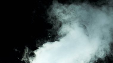 Karanlık Arkaplanda Gerçekçi Bulutların Fotoğrafı. Poster. Duvar kağıdı doku pankartı.