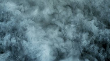 Karanlık Arkaplanda Gerçekçi Bulutların Fotoğrafı. Poster. Duvar kağıdı doku pankartı.