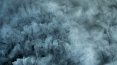 Karanlık Arkaplanda Gerçekçi Bulutların Fotoğrafı. Poster. Duvar kağıdı doku pankartı.