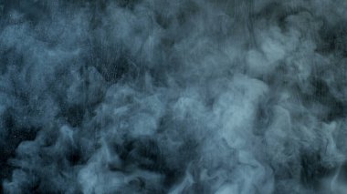 Karanlık Arkaplanda Gerçekçi Bulutların Fotoğrafı. Poster. Duvar kağıdı doku pankartı.