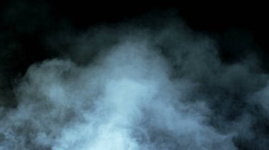 Karanlık Arkaplanda Gerçekçi Bulutların Fotoğrafı. Poster. Duvar kağıdı doku pankartı.