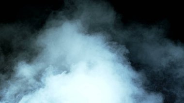 Karanlık Arkaplanda Gerçekçi Bulutların Fotoğrafı. Poster. Duvar kağıdı doku pankartı.