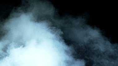 Karanlık Arkaplanda Gerçekçi Bulutların Fotoğrafı. Poster. Duvar kağıdı doku pankartı.