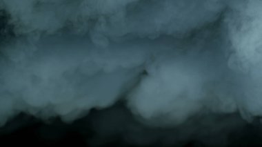 Fırtına Bulutları 'nda gerçek şimşek, karanlık arka planda çekilen fotoğraf. Kuru buz dumanı. Sis buharı. Buhar, fotoğraf dokusu, duvar kağıdı, poster afişi..