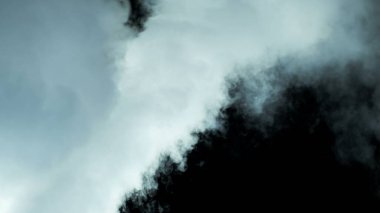 Karanlık Arkaplanda Gerçekçi Bulutların Fotoğrafı. Duvar kağıdı pankartı dokusu.