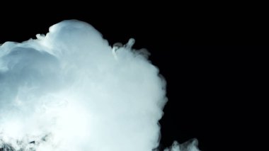 Karanlık Arkaplanda Gerçekçi Bulutların Fotoğrafı. Duvar kağıdı pankartı dokusu.