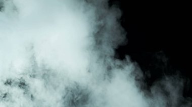 Karanlık Arkaplanda Gerçekçi Bulutların Fotoğrafı. Duvar kağıdı pankartı dokusu.