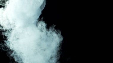 Karanlık Arkaplanda Gerçekçi Bulutların Fotoğrafı. Duvar kağıdı pankartı dokusu.