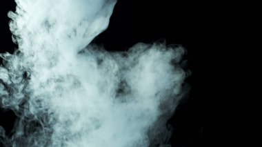 Karanlık Arkaplanda Gerçekçi Bulutların Fotoğrafı. Duvar kağıdı pankartı dokusu.