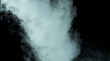 Karanlık Arkaplanda Gerçekçi Bulutların Fotoğrafı. Duvar kağıdı pankartı dokusu.