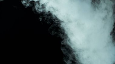 Karanlık Arkaplanda Gerçekçi Bulutların Fotoğrafı. Duvar kağıdı pankartı dokusu.