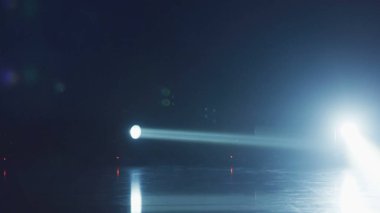 Sahne Sahnesi Sahne Işıkları Işıltısı. Spot ışığına geç. Yüksek kalite. Kızıl Ejder Kamerası 'nı çalıştır. Sahne, sahne, alan, arena, canlı, Arkaplan Duvar Kağıdı Fotoğraf Afişi.