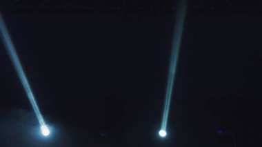 Sahne Sahnesi Sahne Işıkları Işıltısı. Spot ışığına geç. Yüksek kalite. Kızıl Ejder Kamerası 'nı çalıştır. Sahne, sahne, alan, arena, canlı, Arkaplan Duvar Kağıdı Fotoğraf Afişi.