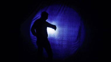 İki adamın savaşını sahnelemek, komedi, komedyen boksu, perde arkasında. İki çizgi roman dövüşçüsünün siluetleri. Savaşın bir parodisi. Manyak belgesel hikayeleri kullanmak çok kullanışlı..